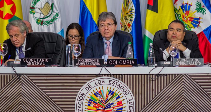 Carlos Holmes Trujillo, Canciller de Colombia, presidiendo el segundo día de Asamblea.